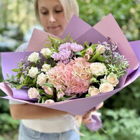 Красивый букет из кустовых роз и гортензией