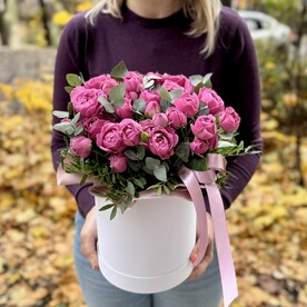 Кустовые пионовидные розы с эвкалиптом в коробке