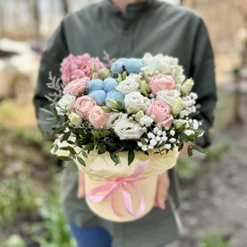 Яркая коробка с ароматными цветами