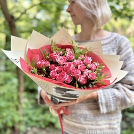 Яркая кустовая роза в крафтовой упаковке