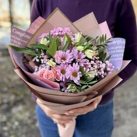 Букет «Цветочная поэзия» с кустовыми розами и хризантемой