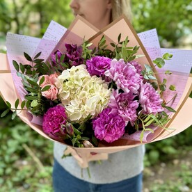 Букет «Шарлота» с диантусами и розовой гортензией