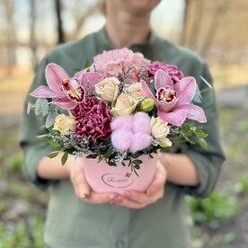 Орхидеи и ассорти свежих цветов в коробке