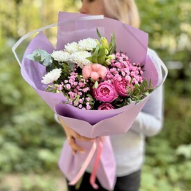 Букет свежих цветов из кустовых роз и хризантем