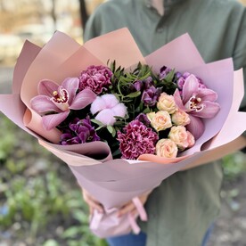 Букет авторский из свежих орхидей, диантосами и кустовой розой