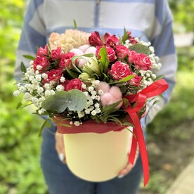 Цветочная композиция из свежих кустовых роз и гортензией