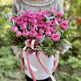 Пионовидная кустовая роза в коробке