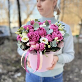 Кустовые пионовидные розы и белая эустома в коробке