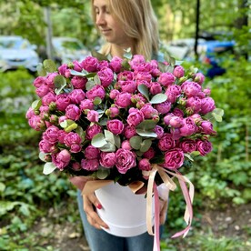 Шикарная композиция из кустовых роз в коробке