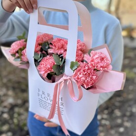 Нежные диантусы в стильной сумочке