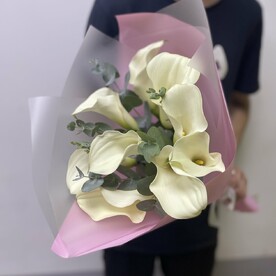 Белые калы с эвкалиптом