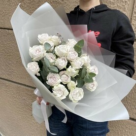 Букет с Пионовидной кустовой розой