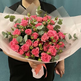 Букет пионовидных роз с эвкалиптом