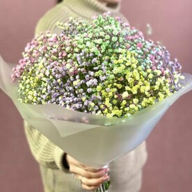 Букет с радужной Гипсофилой