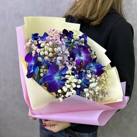 Букет радужная гипсофила с космической орхидеей