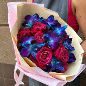 Малиновые сны. Букет живых цветов с малиновыми розами и космической орхидеей дендробиум.