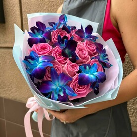 Розовые сны. Букет живых цветов из розовых роз Аква и космической орхидеи дендробиум.