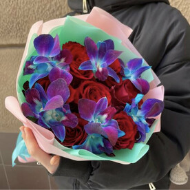 Букет Орхидея космическая с красной розой