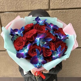 Букет розы красные с  космической Орхидеей