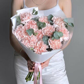 Букет из Диантуса- гвоздики с эвкалиптом.