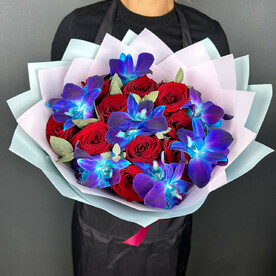 Букет Розы красные с космической орхидеей и эвкалиптом