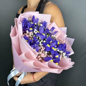 Букет Сборный из Ирисов и Гипсофилы