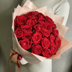 25 красных роз в дизайнерской упаковке