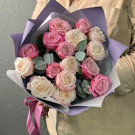 Пионовидная роза в дизайнерской упаковке