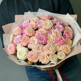 Букет из кустовых роз 35 шт