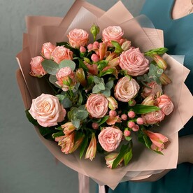 Букет из пионовидных роз и альстромерий