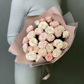 Микс из пионовидных роз в дизайнерской упаковке