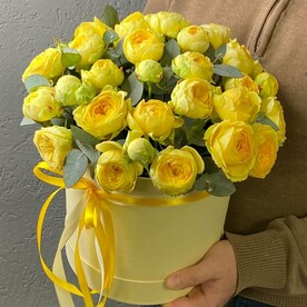 Цветы в коробке из пионовидных роз Пиони Баблс