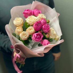 Пионовидные кустовые розы в дизайнерской упаковке.