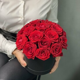 19 красных роз в шляпной коробке