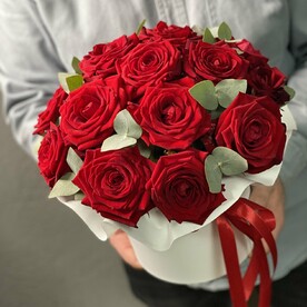 Роза с ароматным эвкалиптом в шляпной коробке