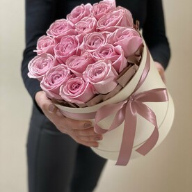 Ароматная роза в шляпной коробке