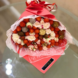 Клубничный букет с розами