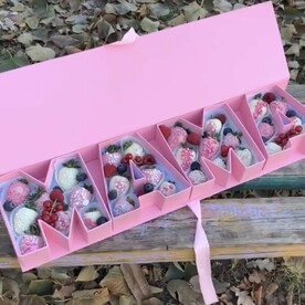 Коробка с клубникой в шоколаде маме