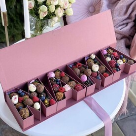 Коробка с клубникой в шоколаде Маме