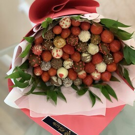 Клубника в шоколаде с зеленью