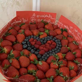 Ягодный букет с малиновым сердцем