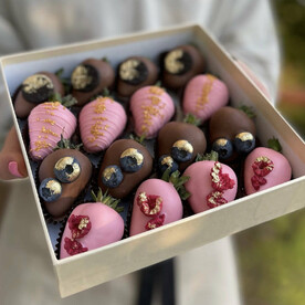 Набор клубники в шоколаде с голубикой и малиной