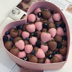 Розовое сердце с клубникой в шоколаде