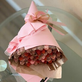 Клубника в шоколаде с розовой вуалью