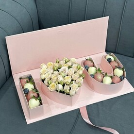 Коробка с ягодами и цветами