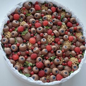 Коробка -гигант с ягодами