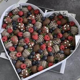 Клубника в шоколаде, голубика, малина