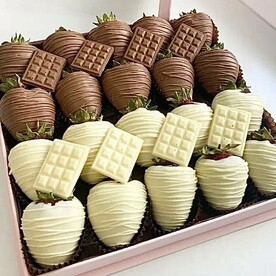 Клубника в белом и молочном шоколаде 2