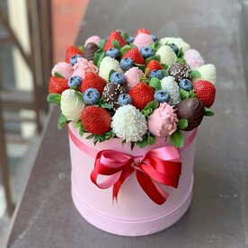 Клубника с голубикой и мятой