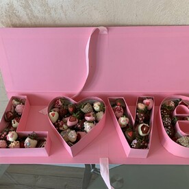 Клубника в шоколаде в коробке Love